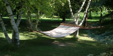 Jak zavěsit houpací síť v zemi - mezi stromy a bez nich